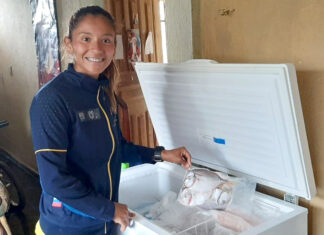 Vende mariscos para sobrevivir