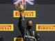 Hamilton gana solo con tres ruedas