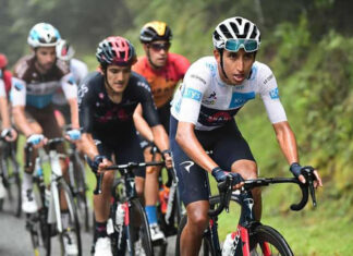 Carapaz sella la semana en el puesto 15